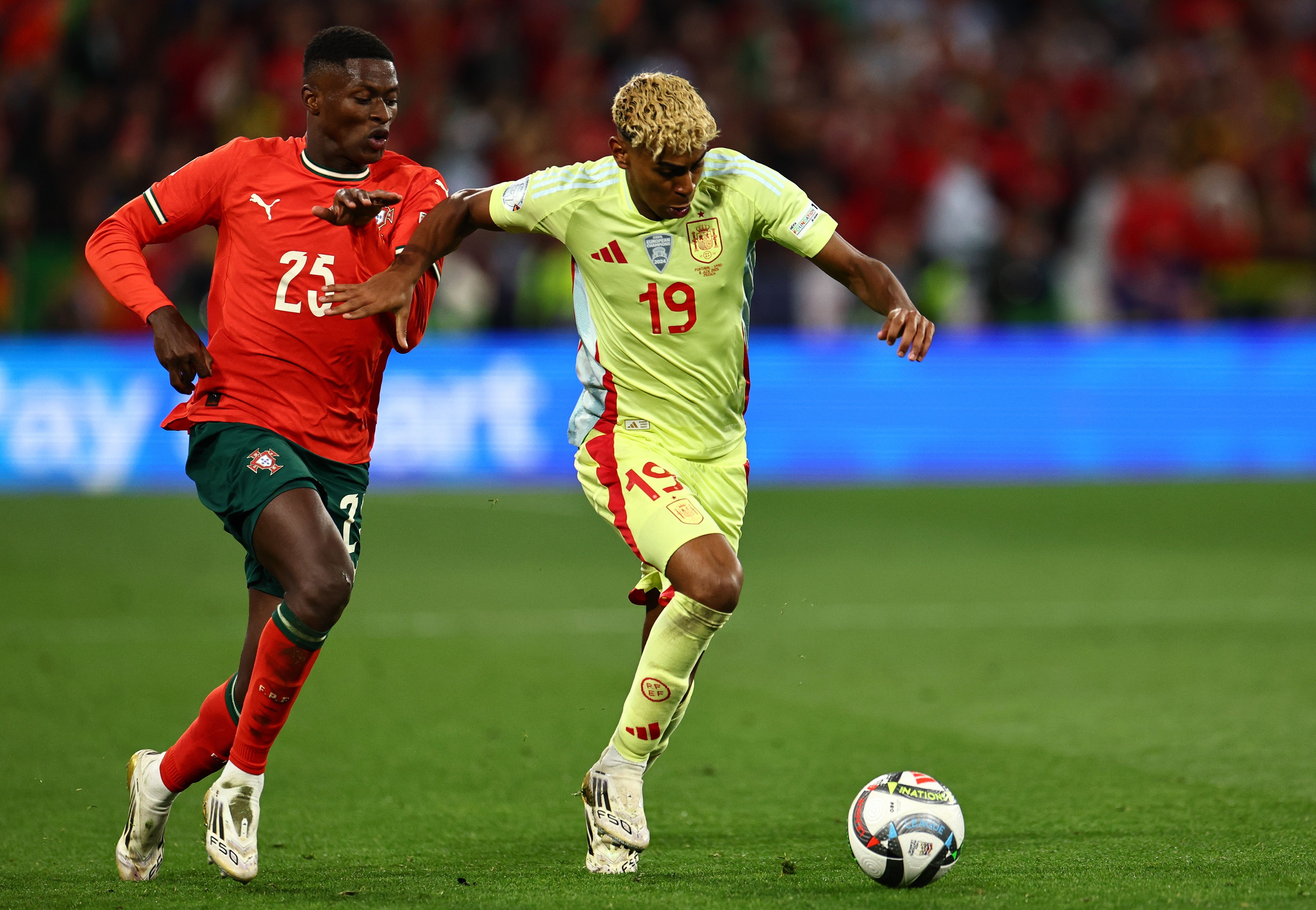 关于葡萄牙队在比赛中发挥出色，取得惊人的胜利的信息