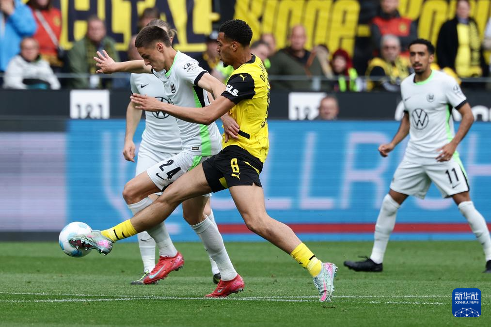 沃尔夫斯堡球员展示团结合作精神的简单介绍