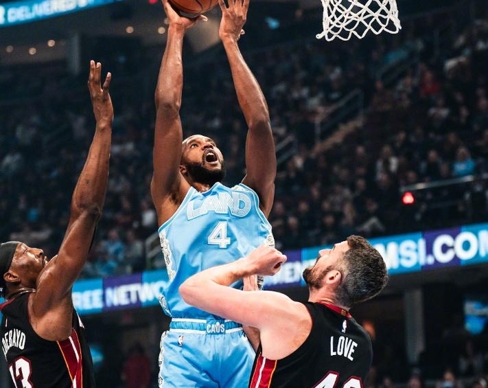 热门球队不敌劲敌,遭遇失利 热门球队不敌劲敌,遭遇失利