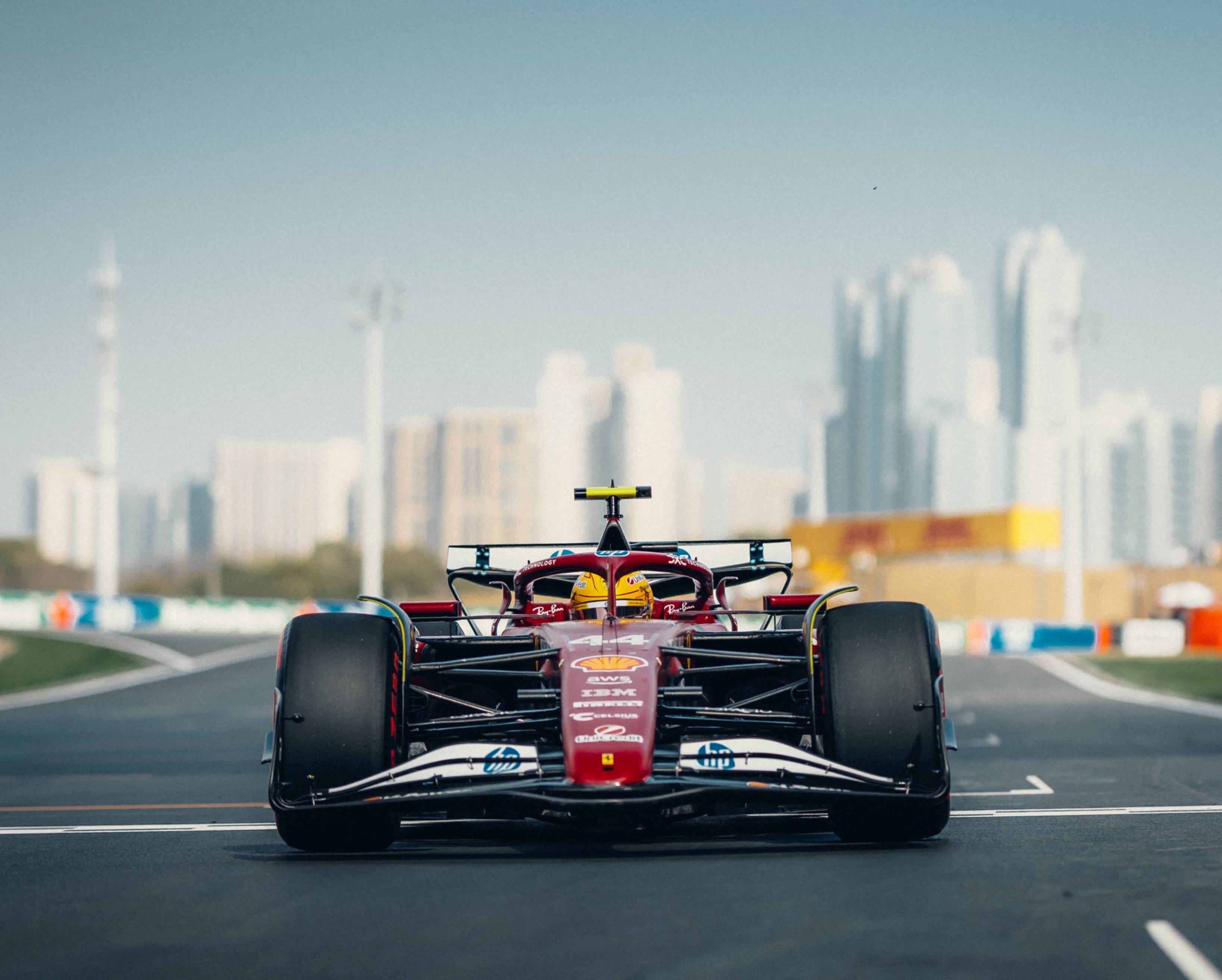 关于法拉利完胜哈斯车队，汉密尔顿高光表现的信息