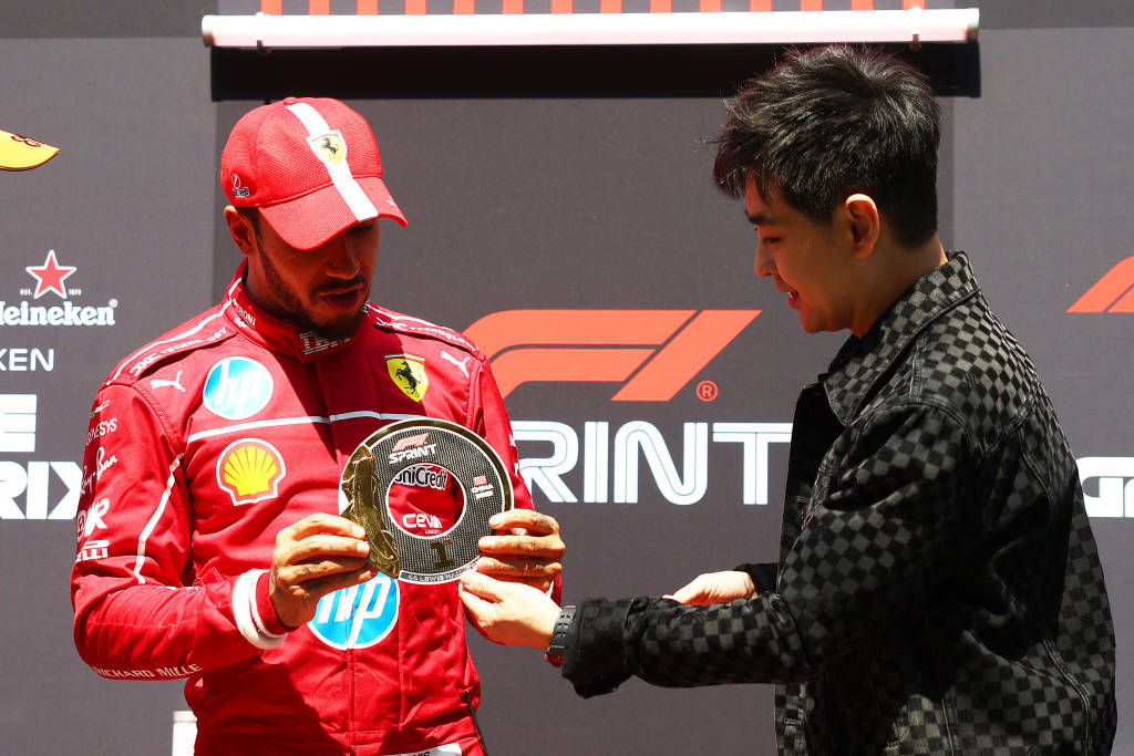 包含索伯车队翻盘法拉利，汉密尔顿刷新纪录的词条