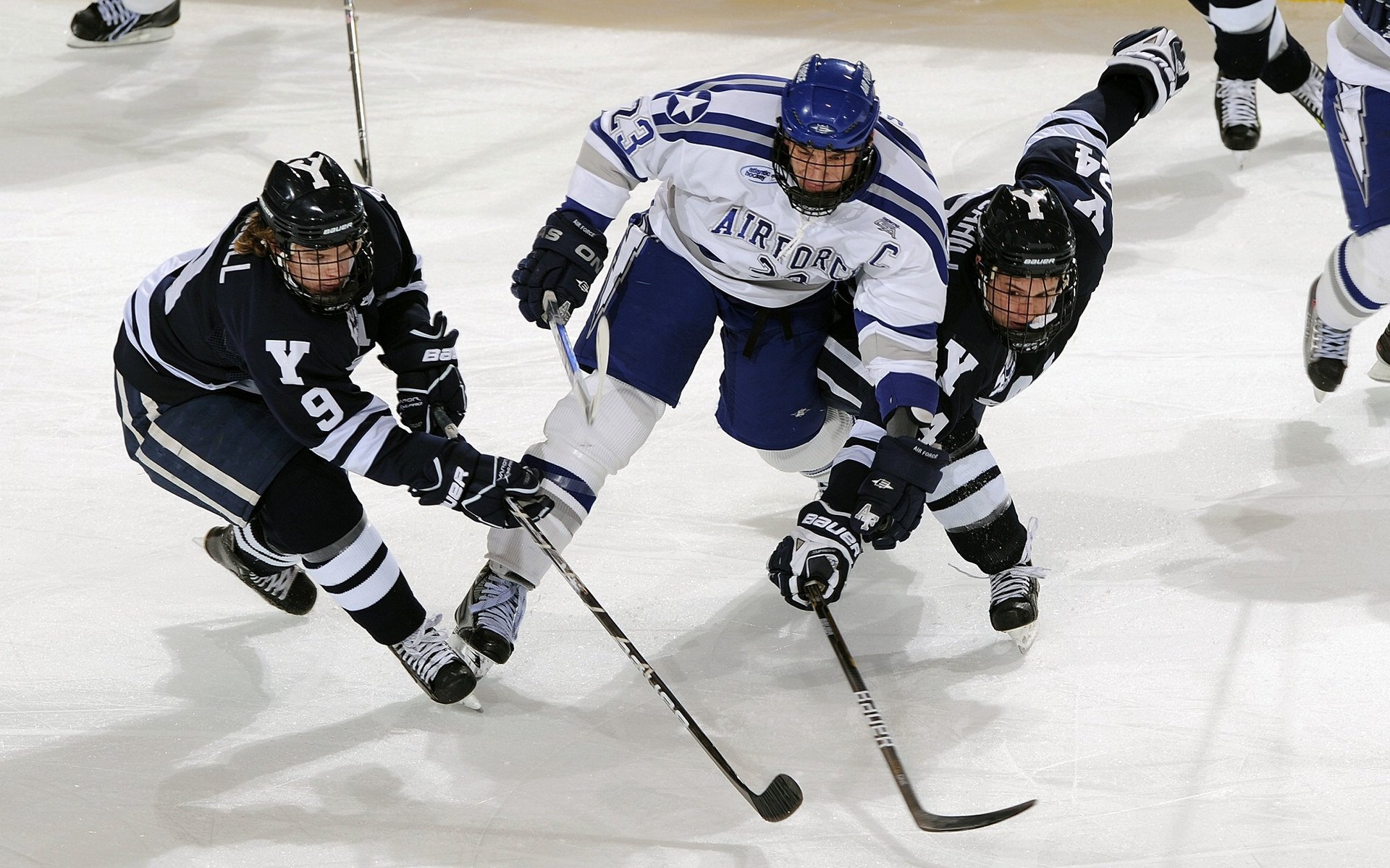 赛道上的孤胆英雄，F1年度争冠之夜，范弗利特展现巨星价值
