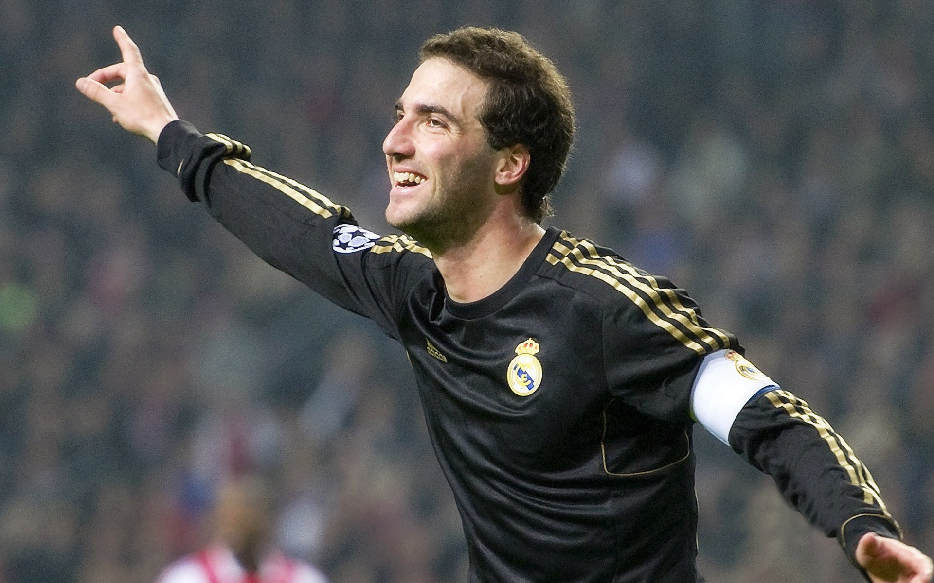 赛道与绿茵场，当F1年度争冠战火在马赛的足球激情中点燃